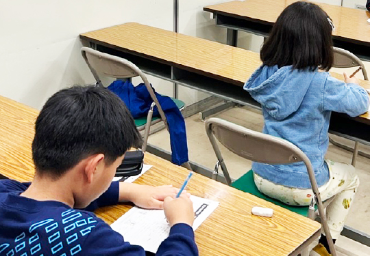 成長段階に合わせた教材を使い、取組みます
