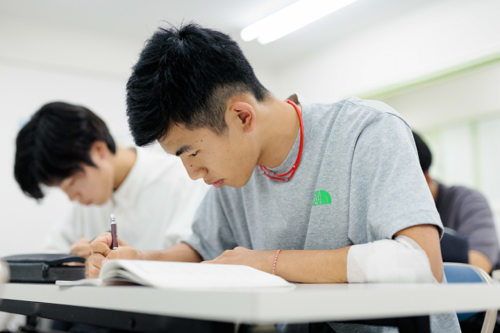 勉強する生徒