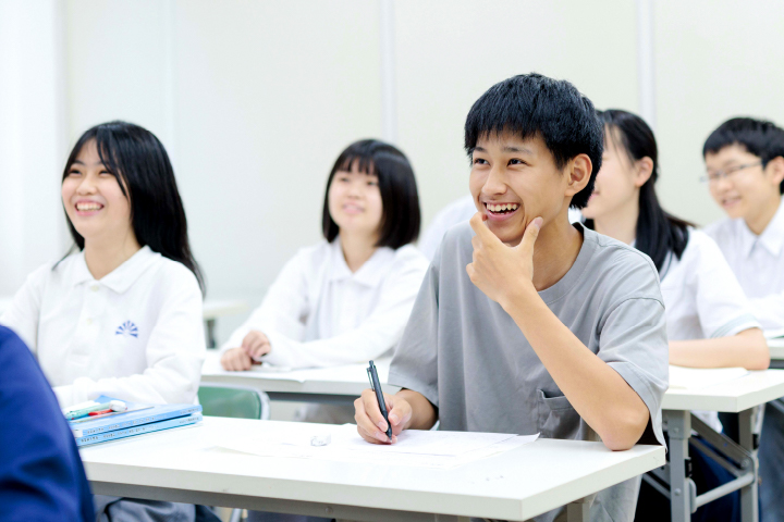 授業を受ける生徒